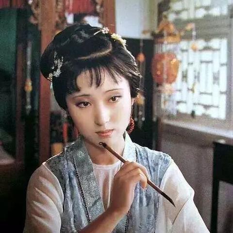 三国梦红楼的下联是什么？穿越三国梦红楼是否可能？欢迎探讨这一神秘诗句的意义。