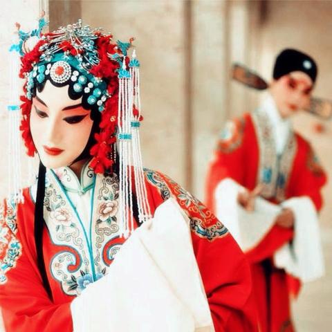 探索神曲原著的深层意义与文学价值：从神秘文化到心灵启迪的全景分析